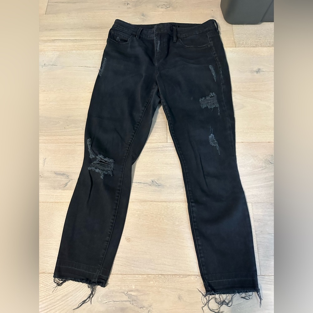 Level 99 distressed crop denim. Black size 29